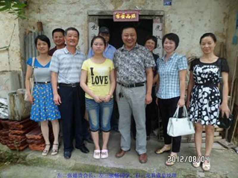 康明納龍其成董事長(zhǎng)到貧困大學(xué)新生家庭走訪慰問(wèn)